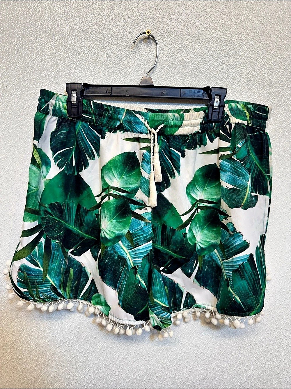 Charlie Paige Palm Leaf Shorts Green & White Size Large NWT (E-83)
